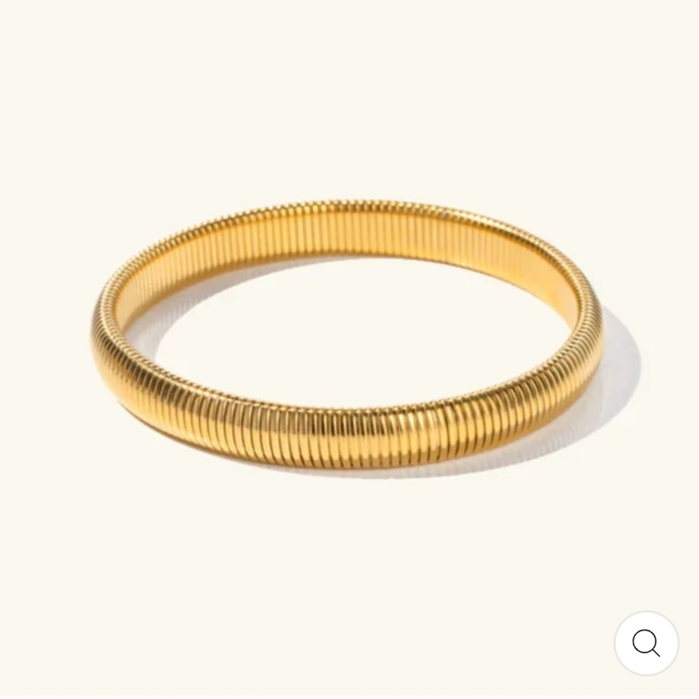 NWT!!!  AVARIA STEPHANIE GOLD RIBBED BANGLE BRACELET - SIZE SNALL